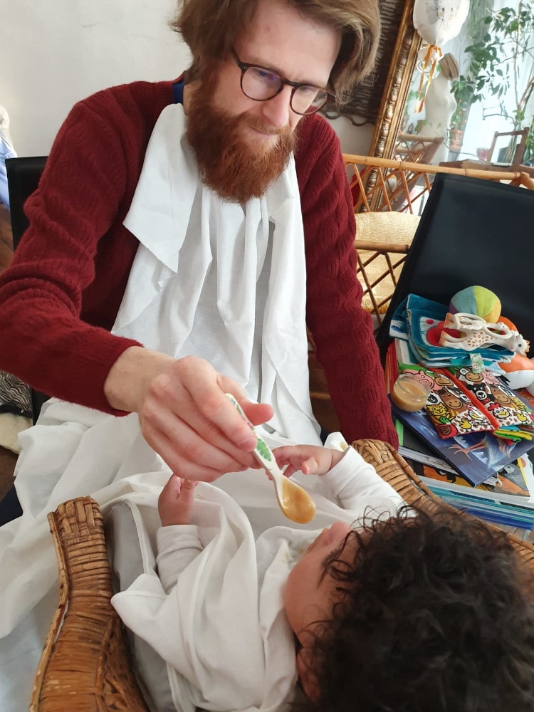 Marc se protège pour le gouter d'Adao